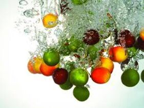 Descascamento de frutas com ácidos de frutas, graças aos quais as células da pele são renovadas