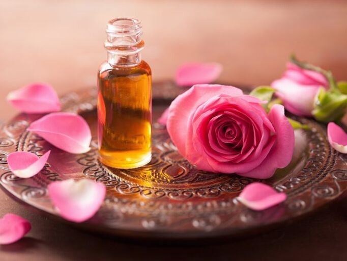 O óleo de rosa pode ser especialmente benéfico para a renovação das células da pele. 